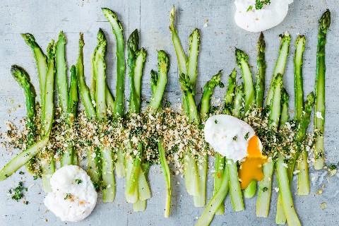 Spargel mit pochiertem Ei und Panko-Crunch
