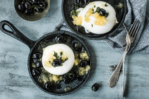 Aprikosen-Granité auf Burrata mit schwarzen Oliven