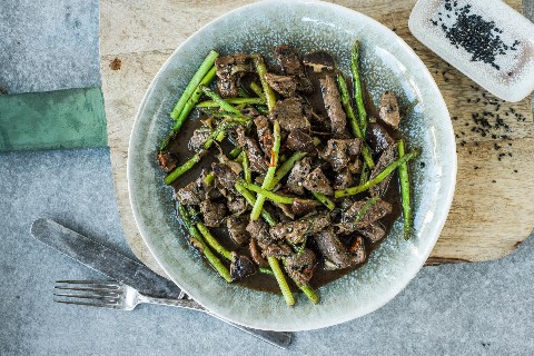 Rindfleisch mit schwarzem Sesam