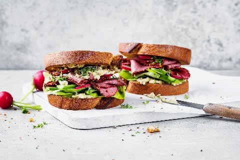Panini con pastrami e verdura