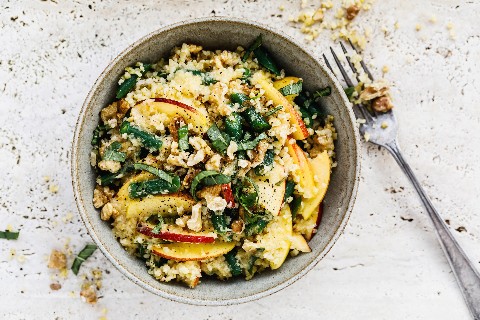 Insalata di bulgur e pesche noci