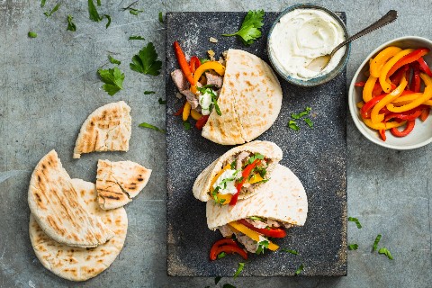 Pane pita con strisce di carne di vitello