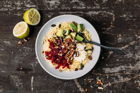 Bowl de couscous à l'avocat, aux betteraves et aux noix de pécan