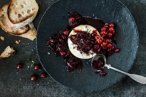 Beeren-Chutney mit gebackenem Tomme