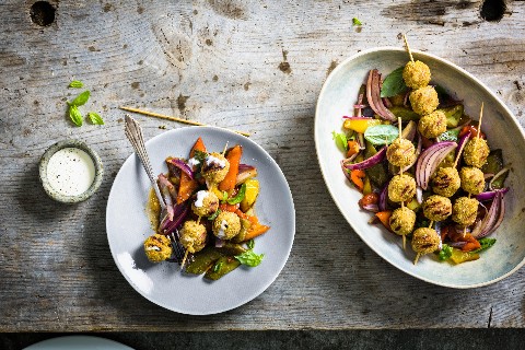 Brochettes de falafels et salade de poivrons grillés