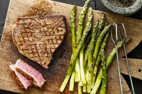 T-Bone steak con asparagi alla griglia