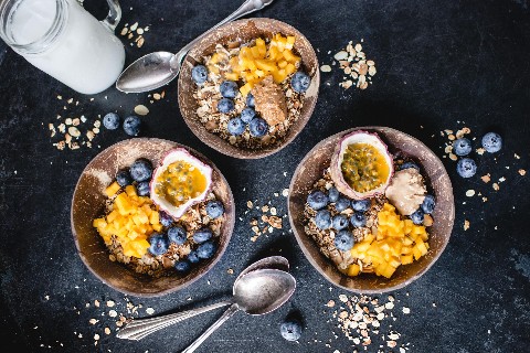 Power müesli à la mangue et aux myrtilles prêt en 5 minutes