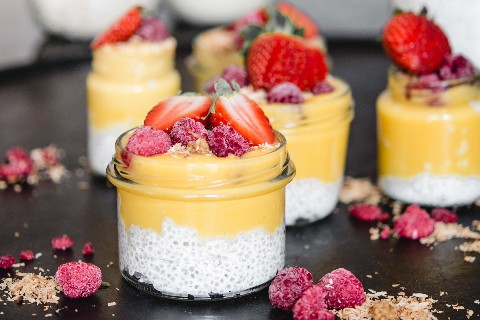Budino di chia e vaniglia con crema di mango e maca