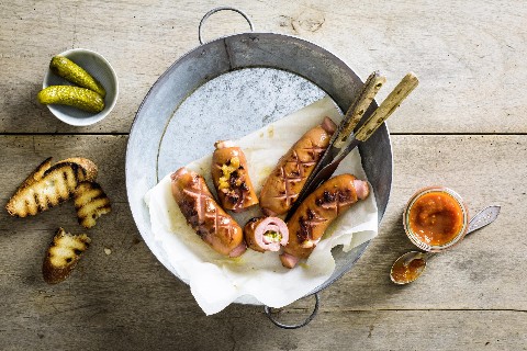 Grillierte gefüllte Cervelats mit selbst gemachtem Ketchup