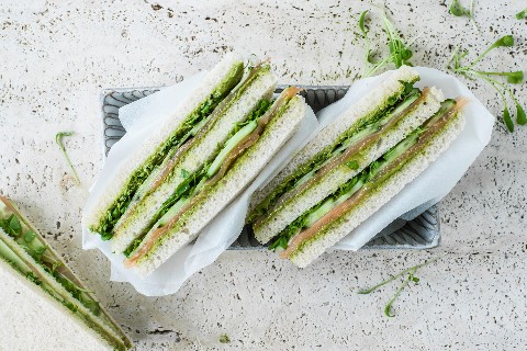 Sandwich au saumon et beurre au matcha
