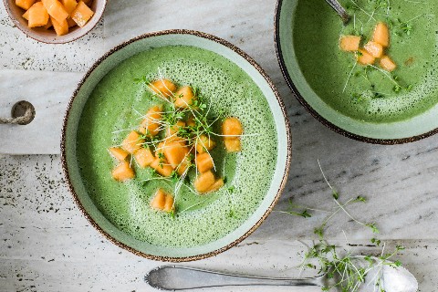 Minestra di cetrioli e matcha con latticello