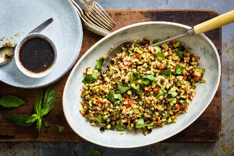 Insalata di orzo perlato con verdure al forno
