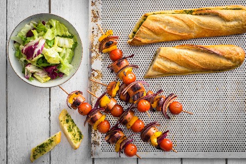 Cervelat-Spiesse und Knoblauchbrot vom Grill