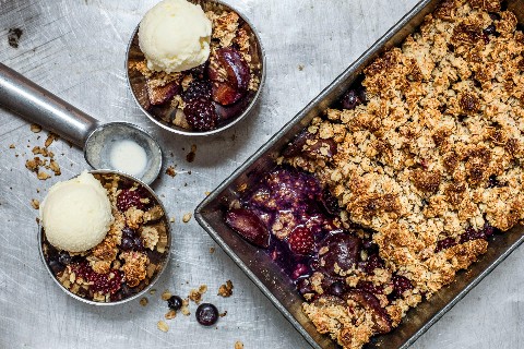 Crumble aux fruits et glace au babeurre