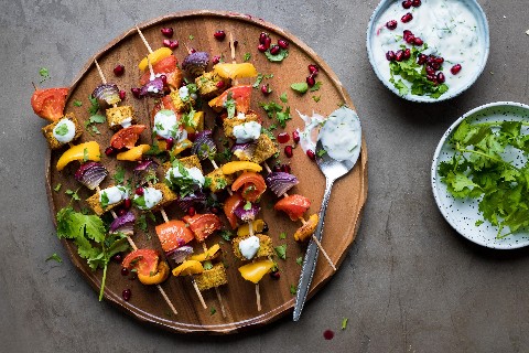 Spiedini di tofu speziati con salsa allo yogurt