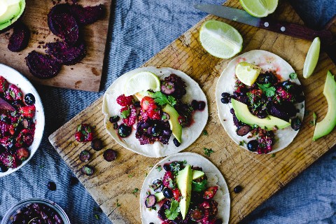 Tacos à la betterave et au tofu, sauce aux baies