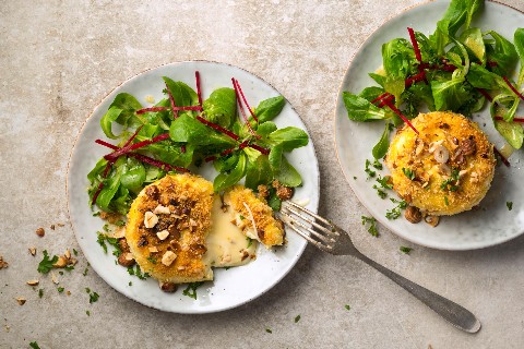 Fromage pané et salade mêlée