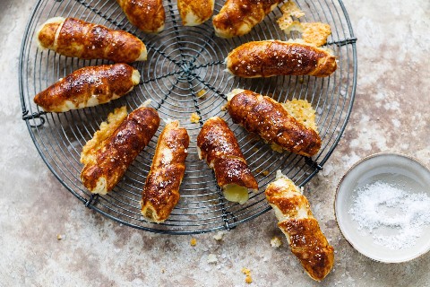 Raclette pretzel twists