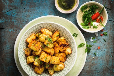 Patatas bravas con mojo verde