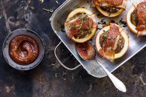 Mince-stuffed apple halves