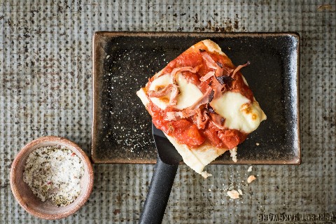 Pizza au four à raclette avec des billes de mozzarella