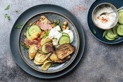 Carpaccio d'agneau gratiné sur lit de salade tiède