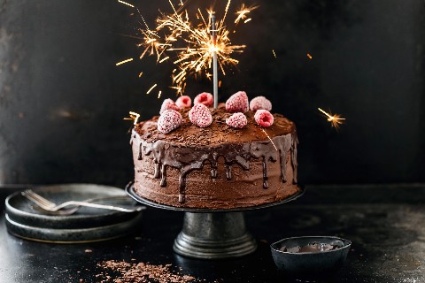 Gâteau d'anniversaire au chocolat et aux framboises
