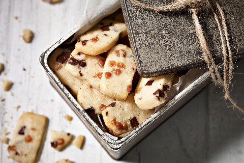 Bastoncini di frolla sablé al cioccolato e caramello
