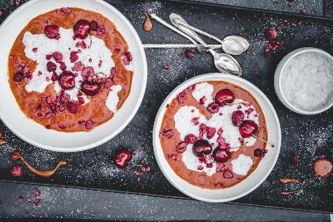 Pudding amande et graines de chia à la crème mangue-cerise
