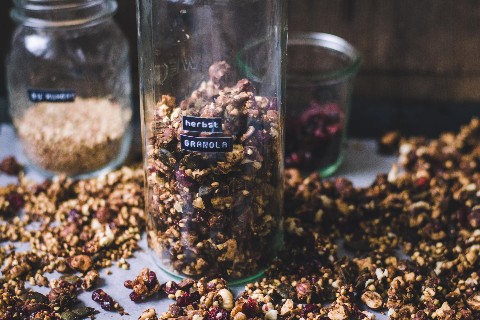 Granola autunnale di noci e frutta