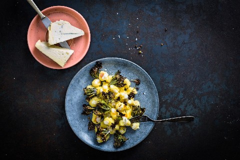 Gnocchi con salsa al gorgonzola e kalettes (flower sprout)