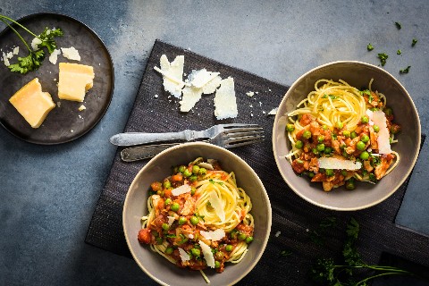 Spaghetti with chicken and peas