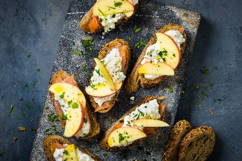 Crostini di salmone affumicato con cottage cheese e mela
