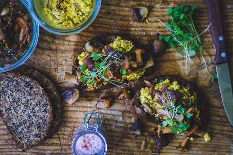 Pilz und Tofu Scramble Tartine