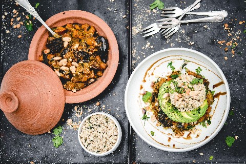 Pflaumen-Zimt-Mandel-Tajine mit Gerste und Avocado