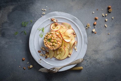 Tartare di salmone con insalata di mele