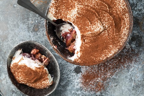 Tiramisù di prugne e cantuccini