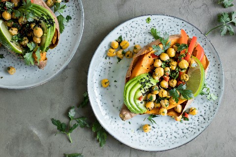 Süsskartoffeln gefüllt mit Chimichurri-Kichererbsen