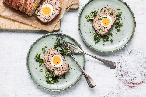 Polpettone con uova in crosta di pancetta