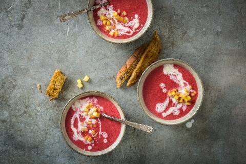 Soupe de betteraves avec dés de pomme caramélisés