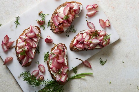 Crostini ai ravanelli