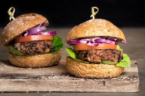 Vegane Burger aus schwarzen Bohnen