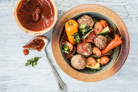 Boulettes de viande et légumes au four