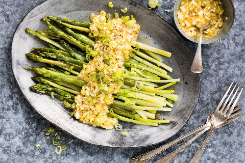 Asperges avec rémoulade d'œuf