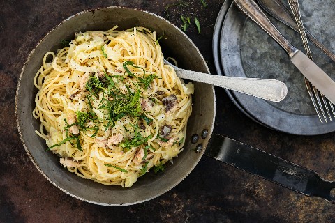 Spaghettis au fenouil avec des sardines