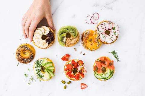 Rüebli-Bagels mit kunterbuntem Belag