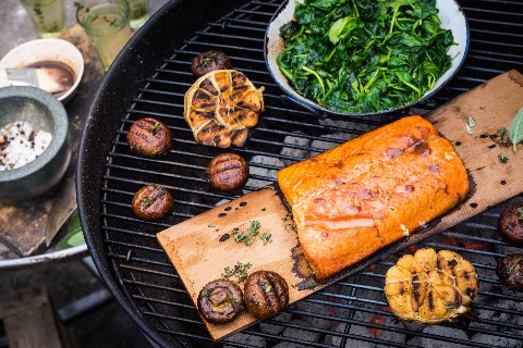 Salmone glassato al miso con spinaci e funghi