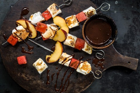 Brochette de marshmallows et de fruits