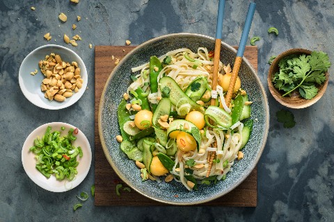 Salade de nouilles de riz avec des pois mange-tout et du melon