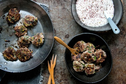 Orientalische Mini-Frikadellen mit Sauerrahm-Dip